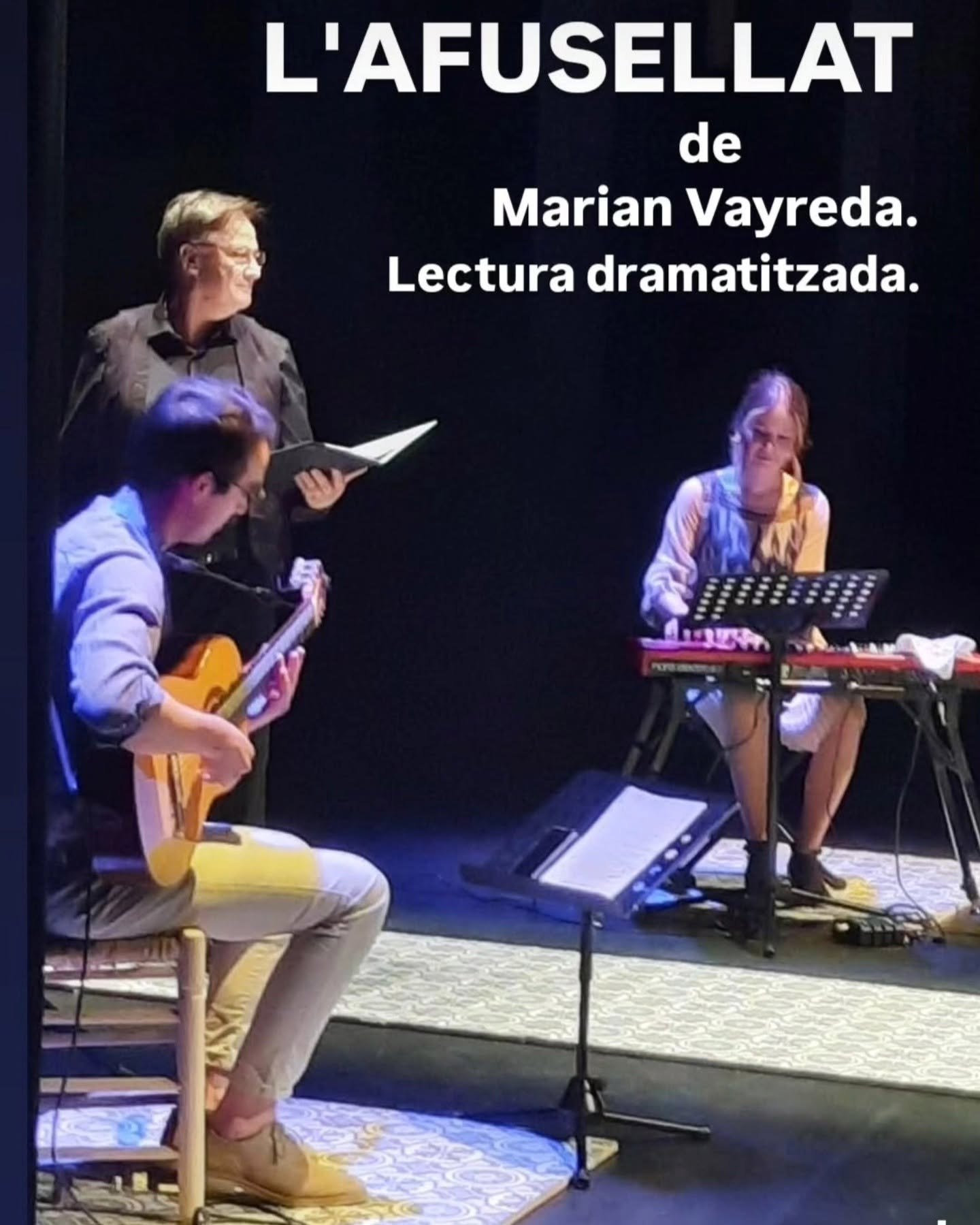 L'afusellat: Martí Peraferrer llegint a l'escenari, amb Marcel Torres a la guitarra i Glòria Vila al piano