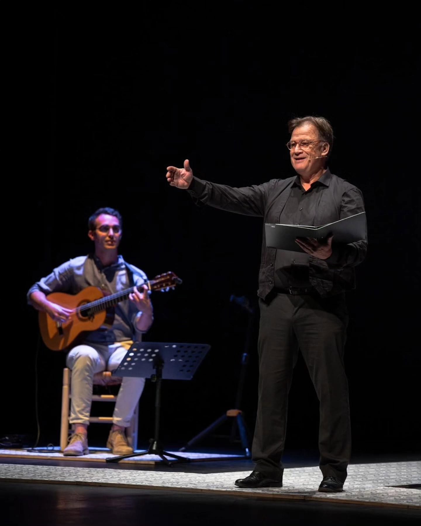 L'afusellat: Martí Peraferrer llegint a l'escenari, amb Marcel Torres a la guitarra i Glòria Vila al piano
