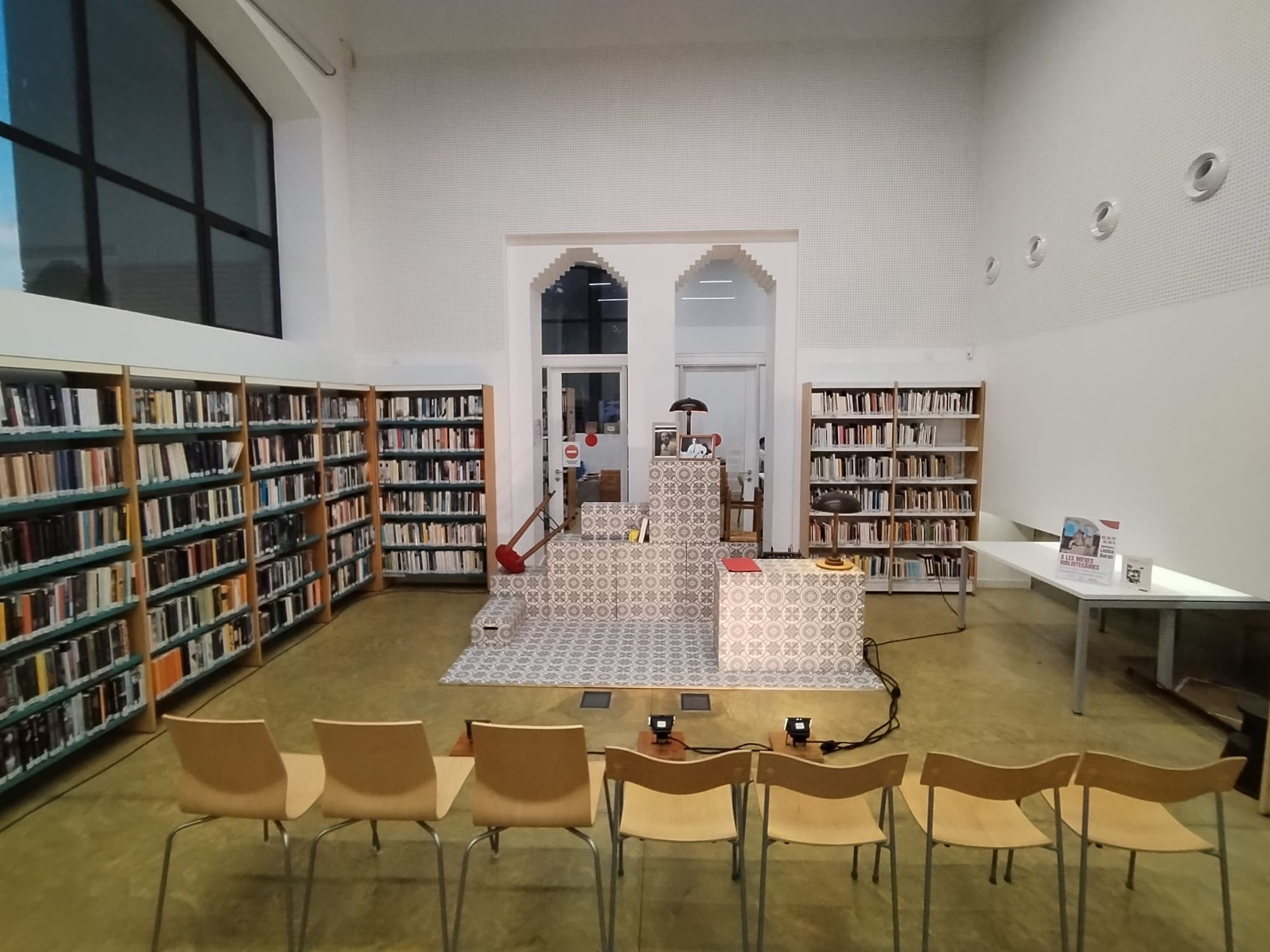 Biblioteca amb cadires per al públic a tocar de l'escena