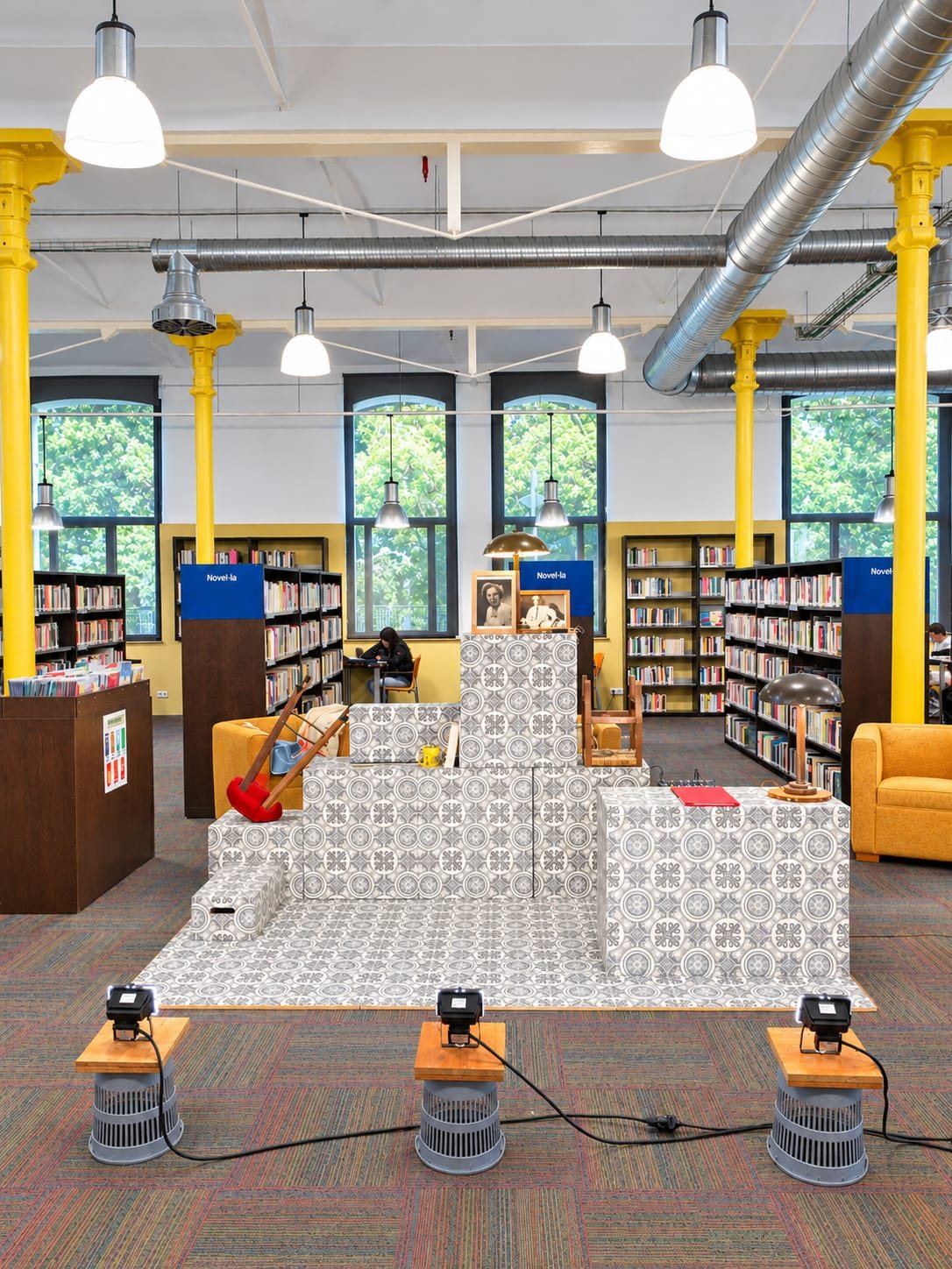 Biblioteca preparada per a una funció, amb l'escenografia entre les prestatgeries