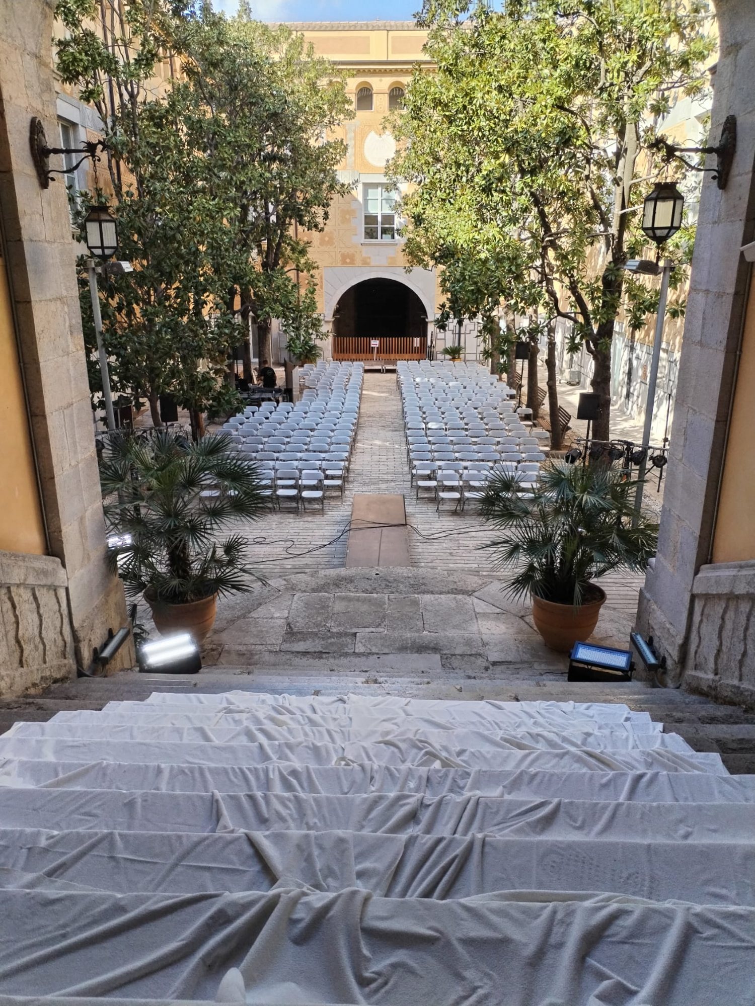 Pati porticat amb les cadires alineades fins a l'escenari