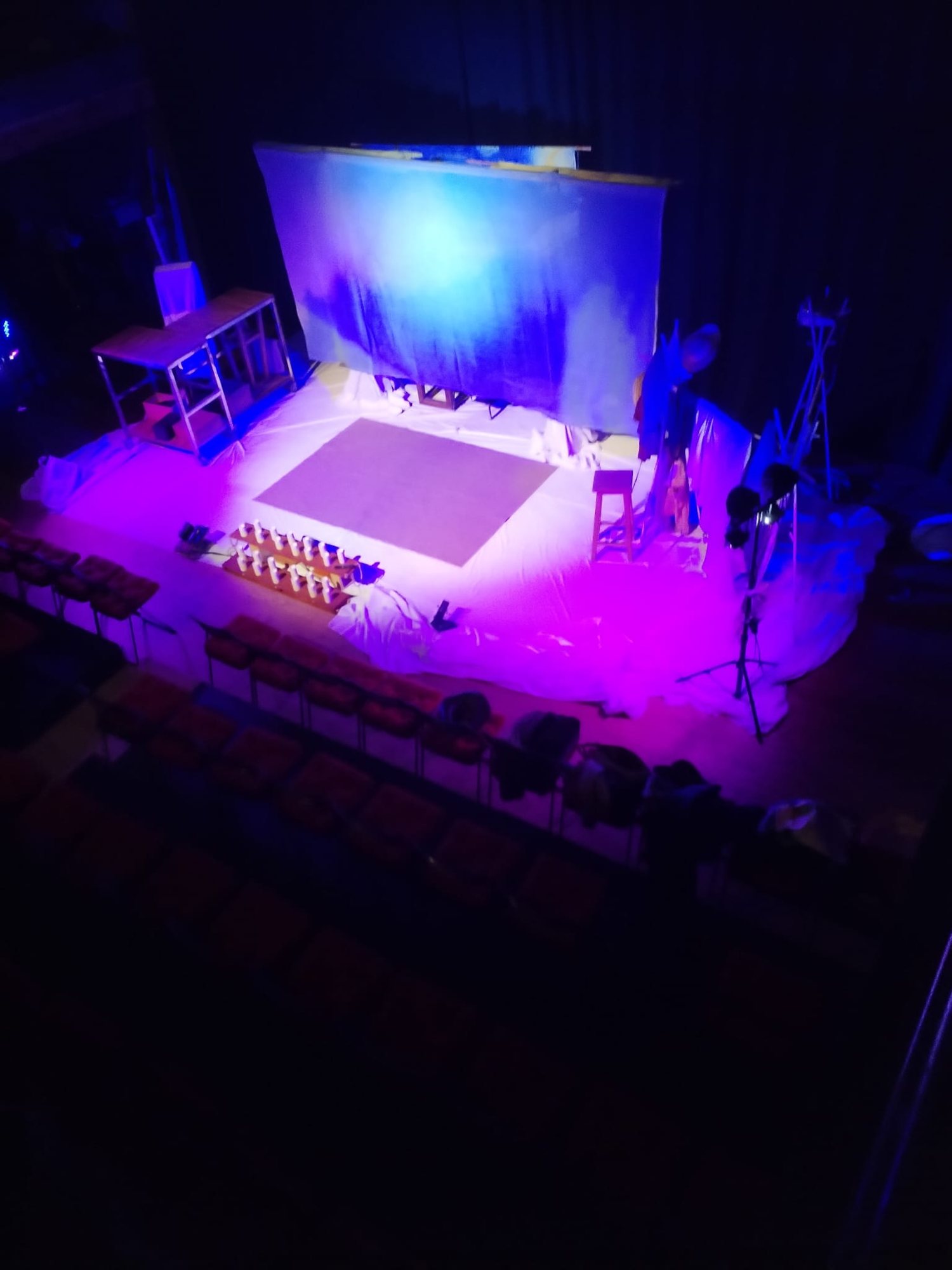 Escenari il·luminat en lila a punt per a la funció