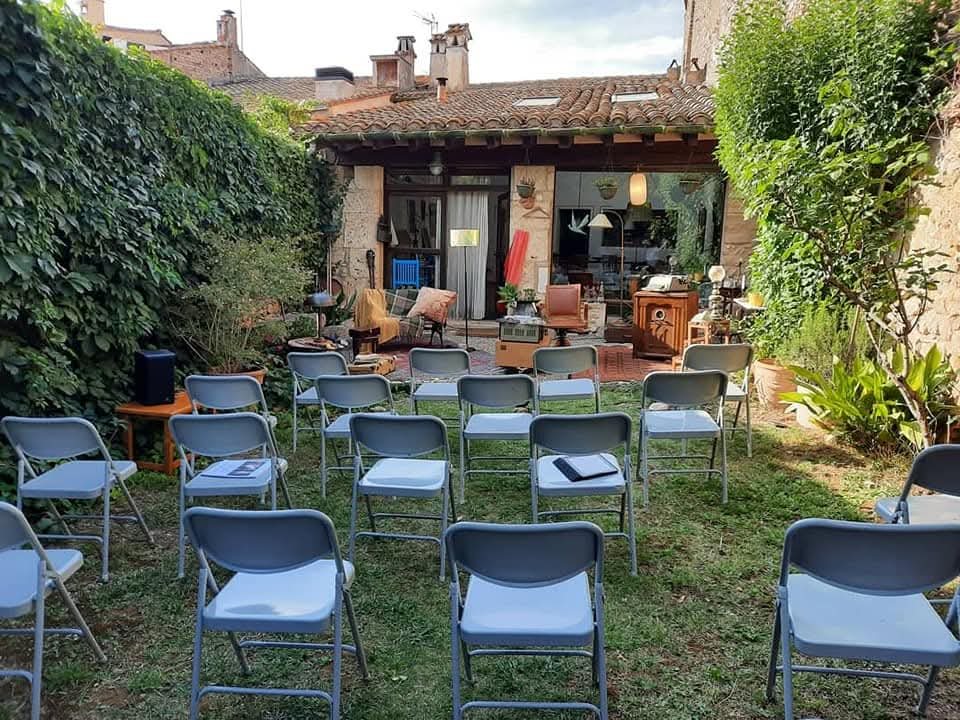 Jardí d'una casa amb cadires per al públic