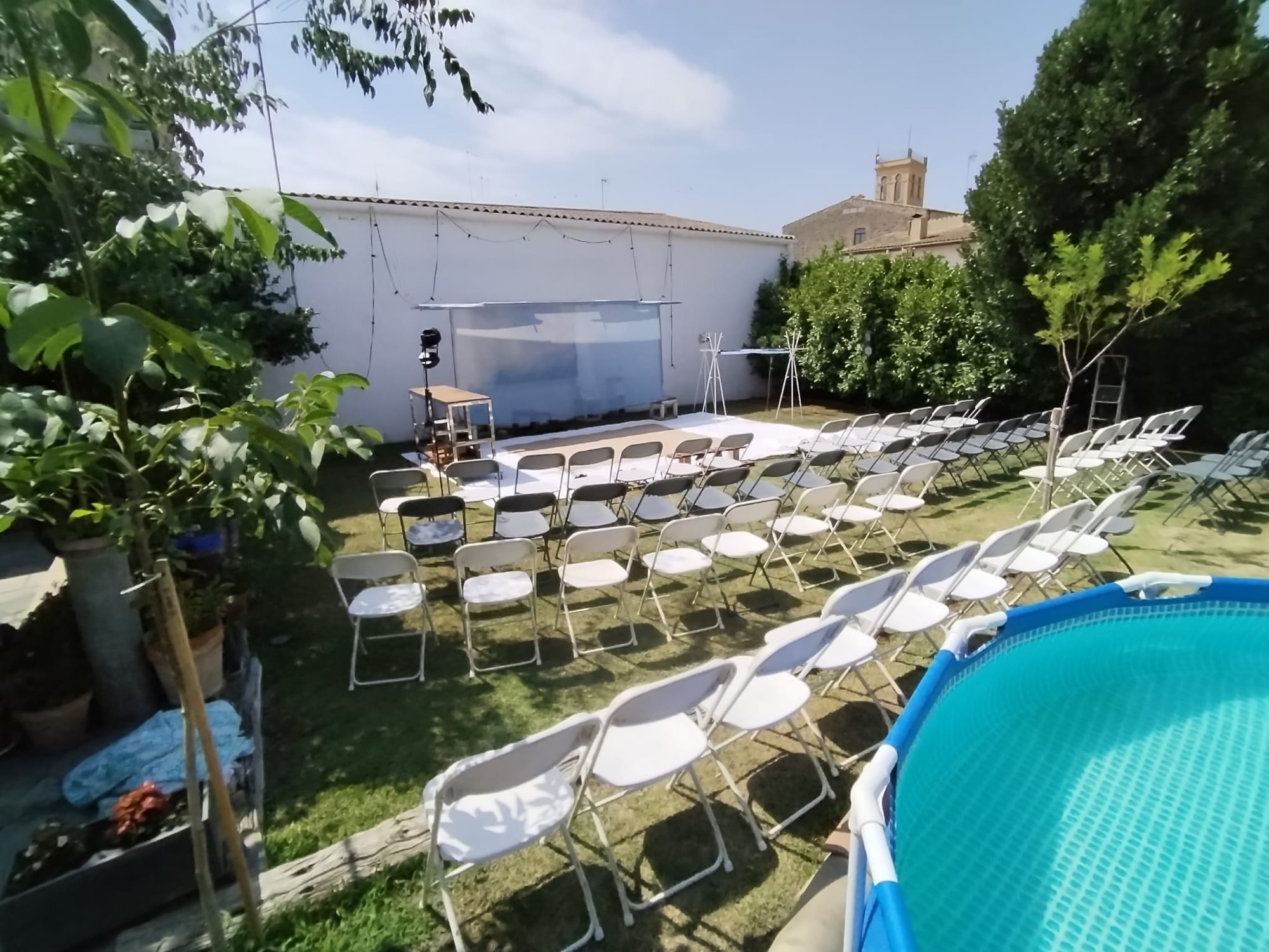 Jardí amb cadires plegables al costat de la piscina