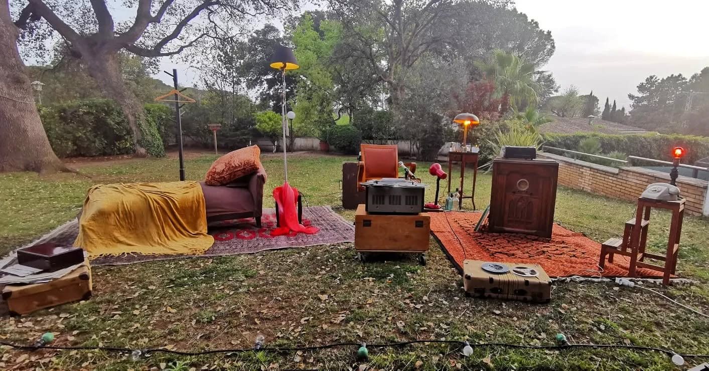 Jardí amb una sala d'estar muntada sobre la gespa