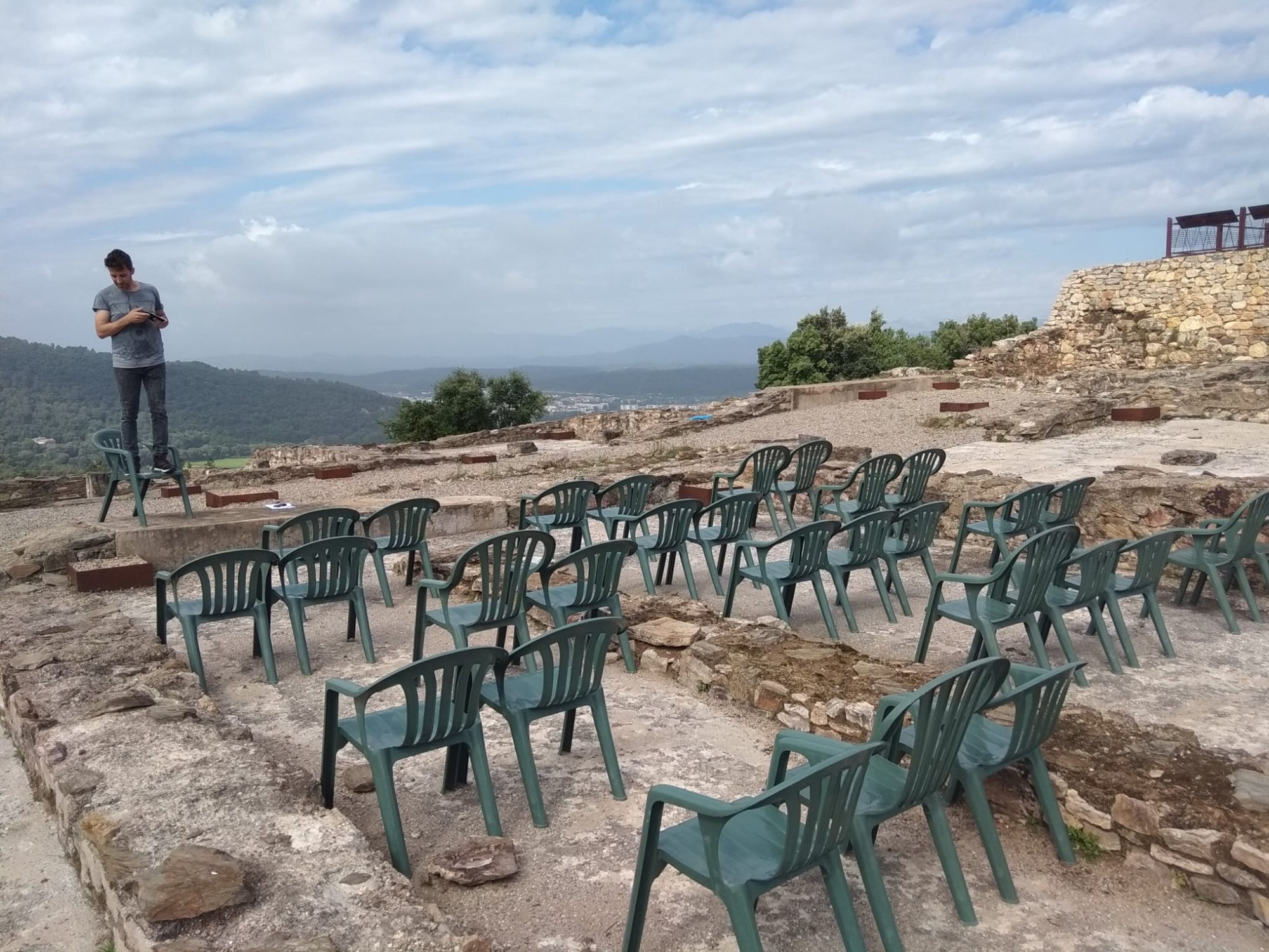 Jaciment a l'aire lliure amb cadires i vistes a la muntanya
