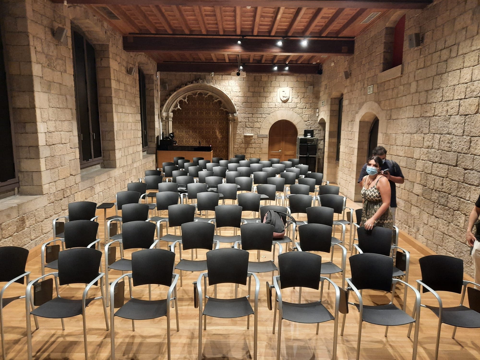 Sala de pedra amb volta i cadires per al públic