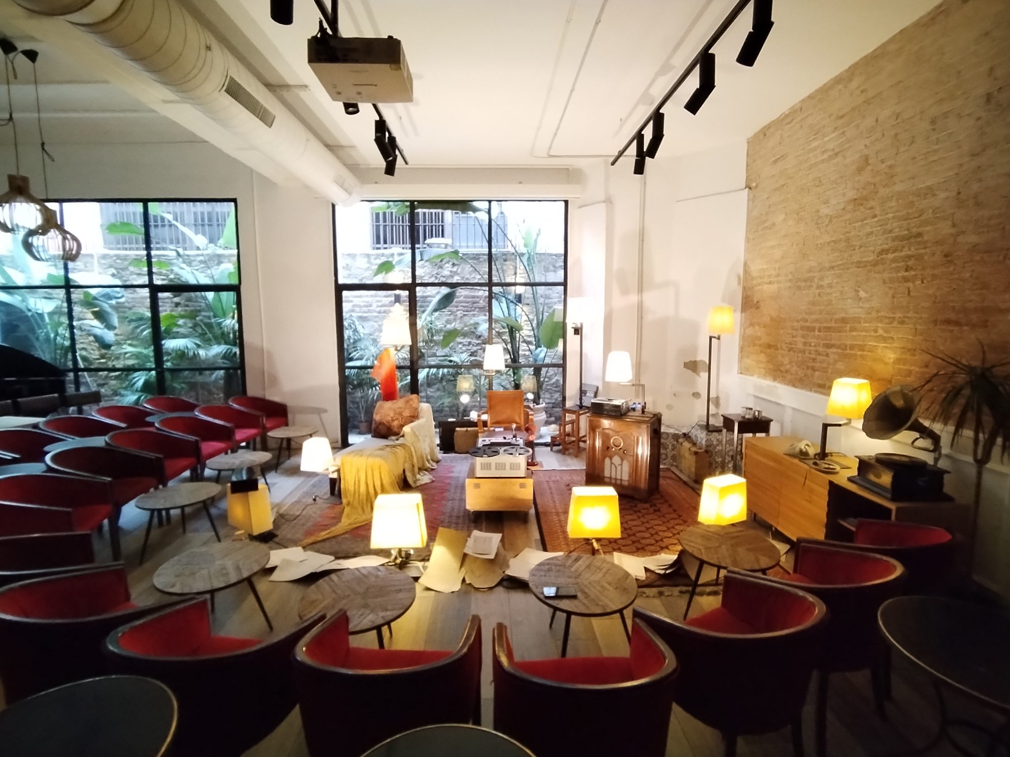 Espai singular convertit en teatre, amb llums càlides i el públic a tocar de l'escena