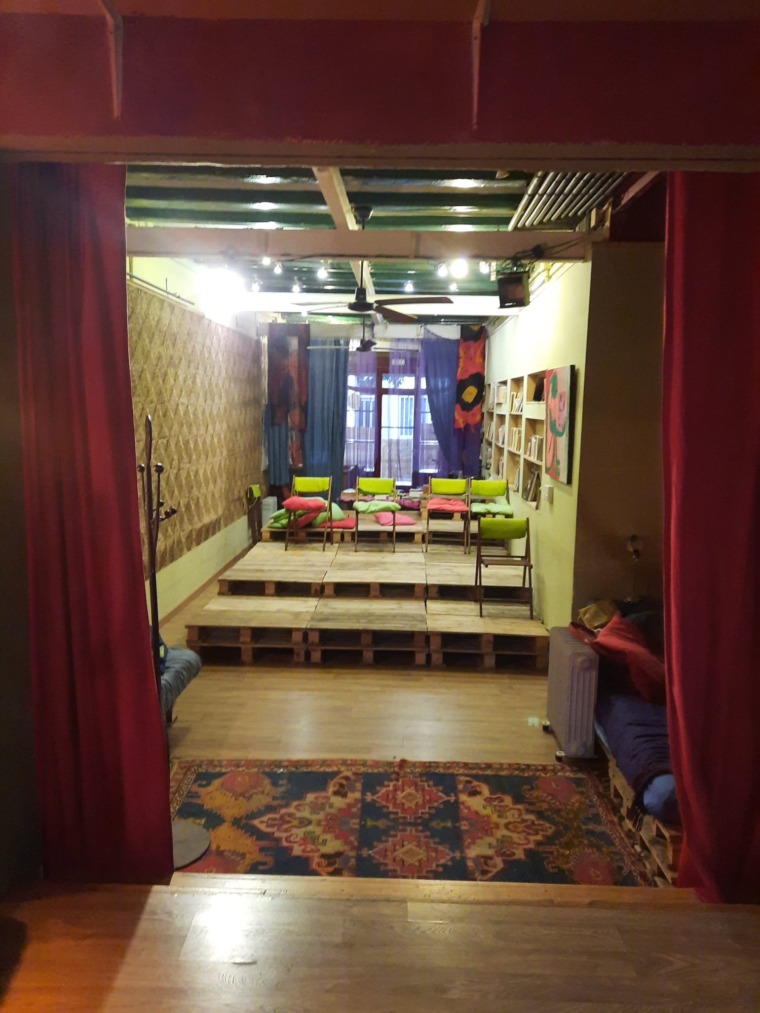 Petit teatre de cambra amb teló vermell