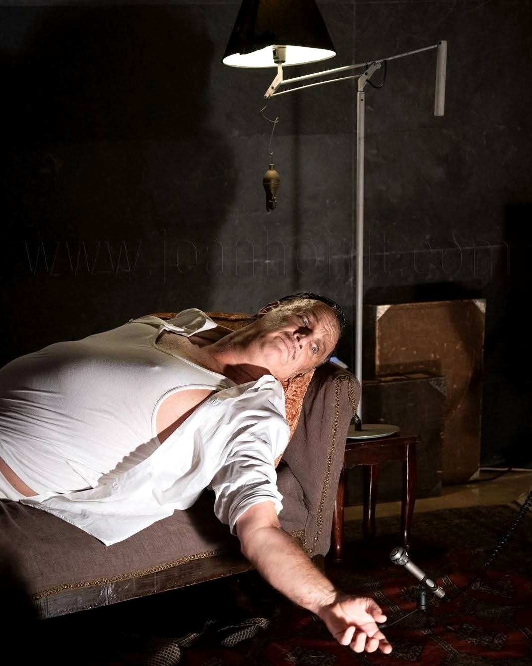 Martí Peraferrer com a Tennessee Williams, estirat en un sofà sota un llum